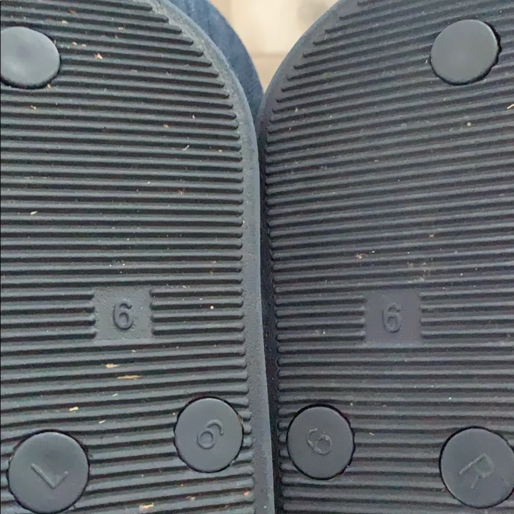 Bundle of 2 pairs Old Navy infant flip flops, sz 6